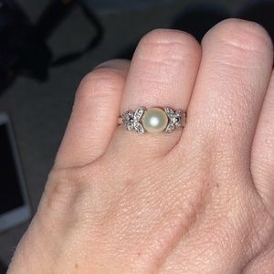Pearl with butterflies ring